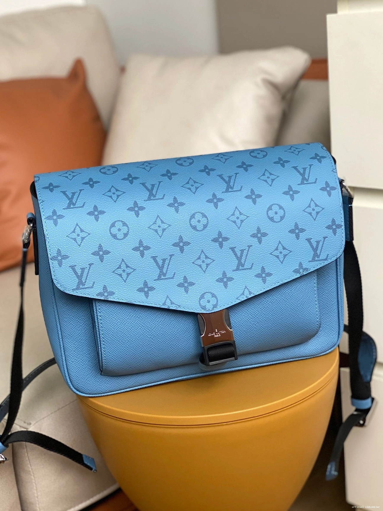Official oldcobbler VUITTON LOUIS NEW MESSENGER 0823